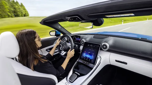 نظرة حصرية على مقصورة سيارة SL الجديدة من مرسيدس–AMG