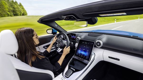 نظرة حصرية على مقصورة سيارة SL الجديدة من مرسيدس–AMG
