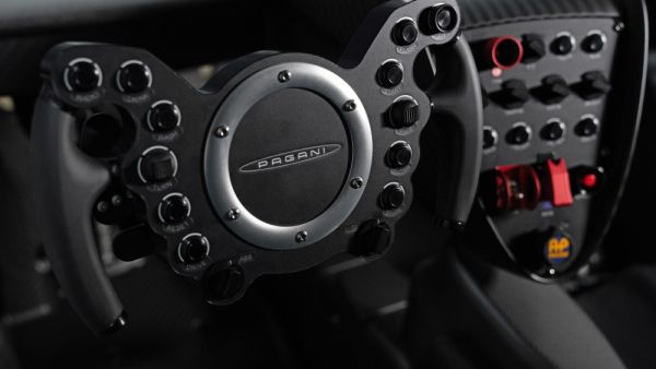 باقاني تطرح نسخة جديدة من سيارتها هوايرا 2021 بعدد من التحديثات المميزة