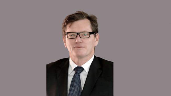 شاين نيلسون، الرئيس التنفيذي لمجموعة بنك الإمارات دبي الوطني "بنك الإمارات دبي الوطني" يحصد اثنتين من الجوائز المرموقة خلال حفل توزيع جوائز "يوروموني للتميز 2021"