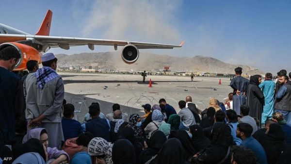 أفغان يحتشدون في مطار كابل