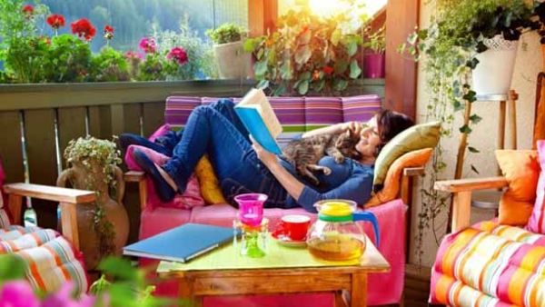 احد مميزات العمل بالشرفة المنزلية هو الهواء النقي احد مميزات العمل بالشرفة المنزلية هو الهواء النقي