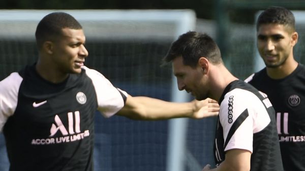 (From L) PSG's French forward Kylian Mbappe, Argentinian forward Lionel Messi and Moroccan defender Achraf Hakimi attend a training session on august 13, 2021. (Photo: AFP)