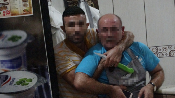 ألقت الشرطة القبض على النادل المدعو كامل طارق البيرق