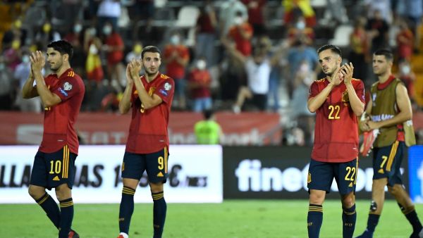 لاعبو إسبانيا يحيون الجماهير بعد الفوز على جورجيا