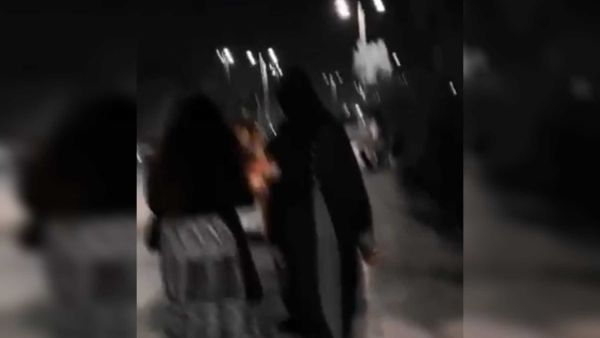 مشهد من مقطع فيديو لتحرش بسيدة في المدينة المنورة