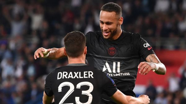 نيمار يهنىء دراكسلر بهدفه