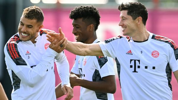 لاعبو بايرن ميونيخ يتمازحون خلال التدريبات