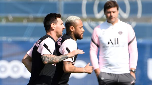 بوتشيتينو (يمين) يراقب نيمار وميسي خلال التدريبات