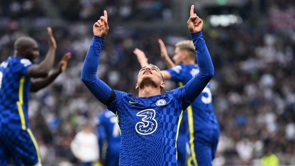 تياغو سيلفا يحتفل بفوز تشيلسي الكبير (المصدر: حساب الدوري الإنجليزي الرسمي على تويتر)