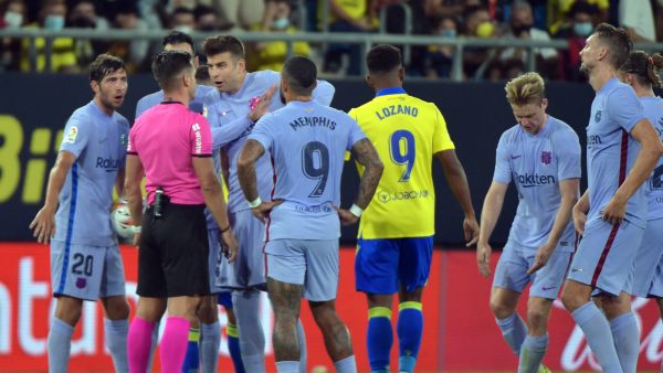 طرد دي يونغ (الثاني من اليمين) خلال مباراة برشلونة وقاديش