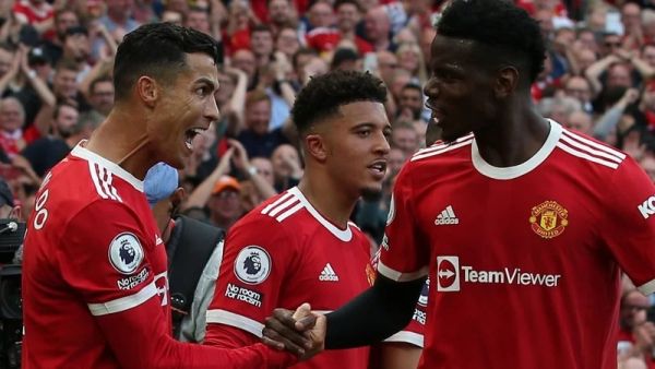 بول بوغبا (يمين) يهنىء رونالدو (يسار) خلال المباراة (المصدر: rte.ie)