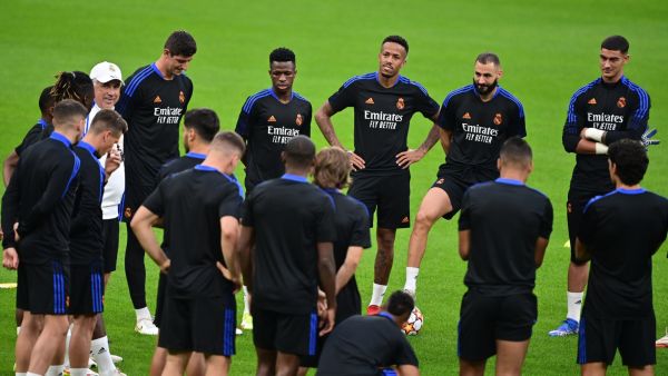 أنشيلوتي يخاطب لاعبي ريال مدريد خلال حصة تدريبية