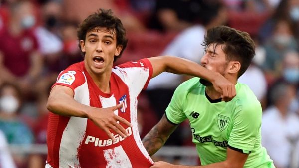 فيليكس (يسار) يتعرض للطرد خلال المباراة