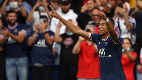 مبابي يحتفل بهدفه