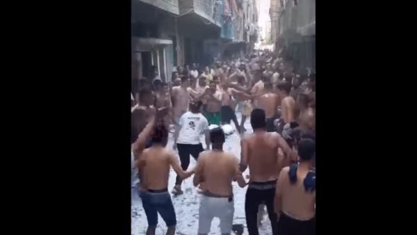 جانب من الاحتفال الغريب