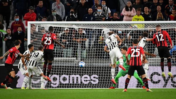 ريبيتش (يمين) ينقذ ميلان من الخسارة أمام يوفنتوس