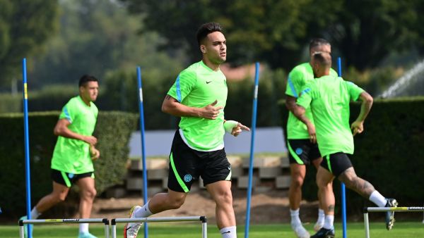 لاوتارو مارتينيز خلال تدريبات إنتر ميلان