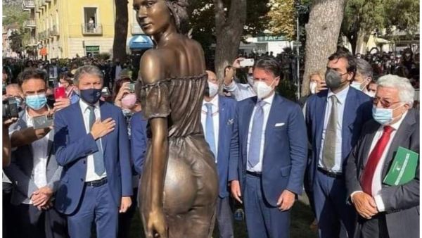 تمثال جنسي يثير الجدل في إيطاليا