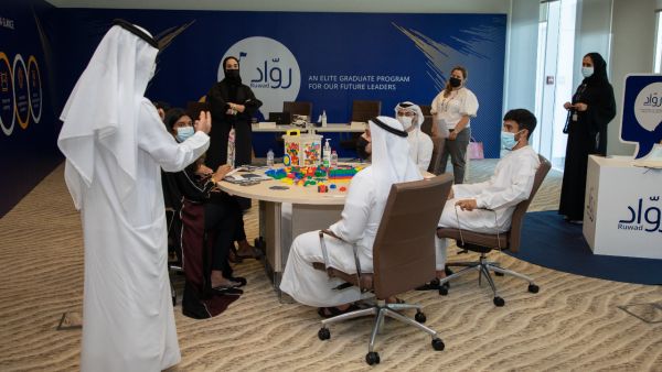 بنك الإمارات دبي الوطني يطلق برنامج "رواد" للخريجين استجابة لبرنامج "نافس" الهادف لتمكين ورفع الكفاءة التنافسية للكوادر الوطنية وتأهيلهم لمناصب قيادية