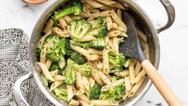 باستا بالبروكلي مع توابل الرانش الشهية