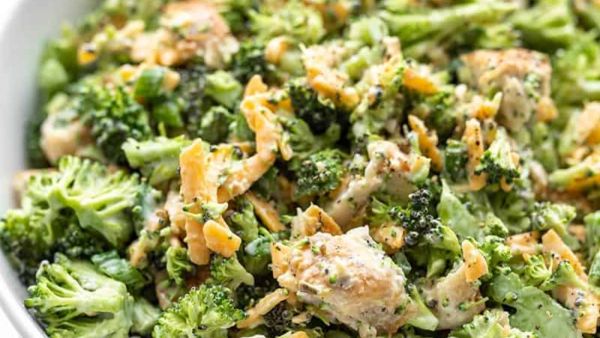 سلطة الدجاج بالبروكلي والشيدر