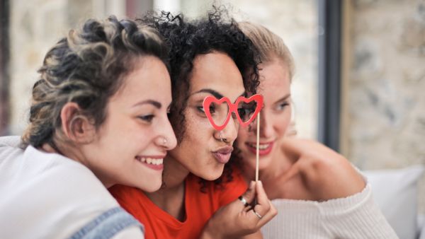 5 أبراج اجتماعية تحب الثرثرة والنميمة  
