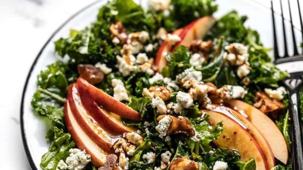 وصفات خريفية: سلطة التفاح والكايل مع الجوز المكرمل