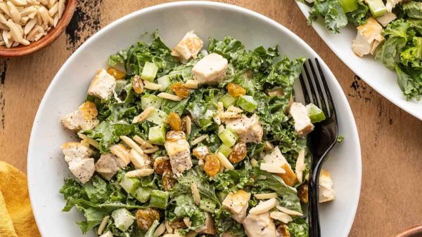 وصفات خريفية: سلطة الدجاج والكايل المقرمش