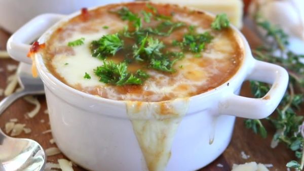 وصفات خريفية: شوربة البصل الفرنسي الكلاسيكي