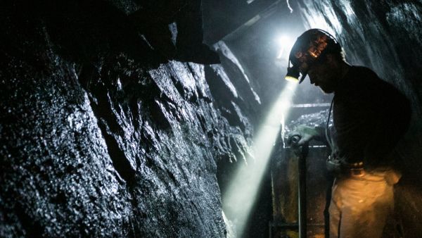 39 miners trapped underground in Canadian mine