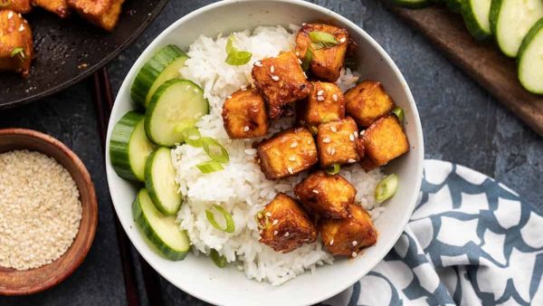 وصفة نباتية: توفو بالعسل والسيراتشا