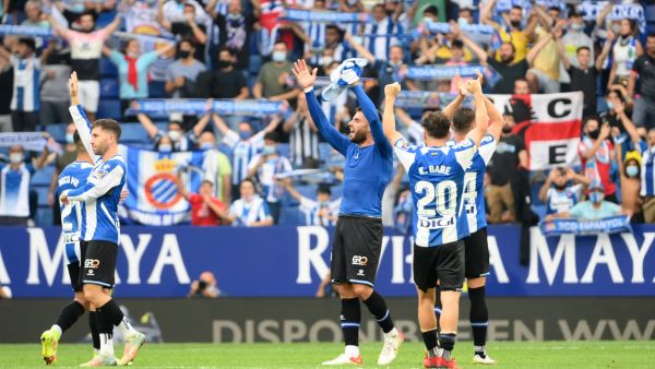 لاعبو إسبانيول يحيون الجماهير بعد نهاية المباراة