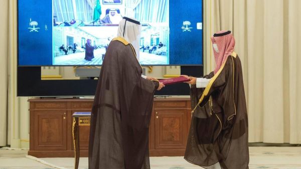 العاهل السعودي يتسلم أوراق اعتماد سفير قطر