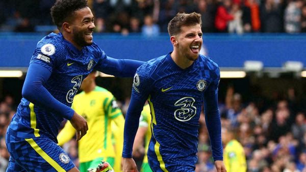 ماونت (يمين) يقود تشيلسي للفوز