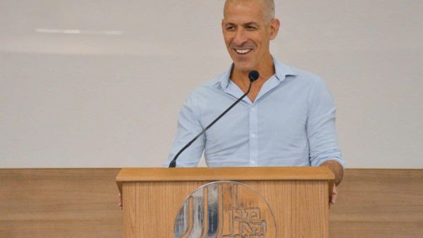 بينيت يثمن نشاط بار