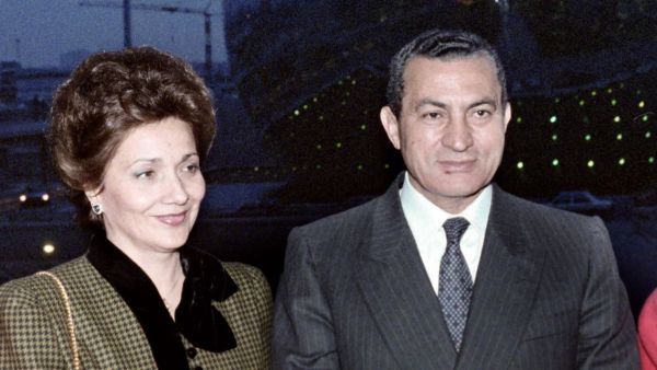 والتف المواطنون حول السيدة سوزان وجمال مبارك لالتقاط بعض الصور التذكارية 