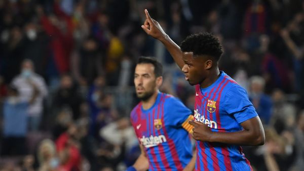 فاتي يحتفل بهدف برشلونة الأول