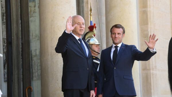 الرئيس التونسي قيس سعيّد مع نظيره الفرنسي إيمانويل ماكرون