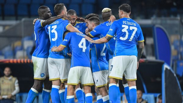 نابولي ينفرد مؤقتاً في صدارة الدوري الإيطالي