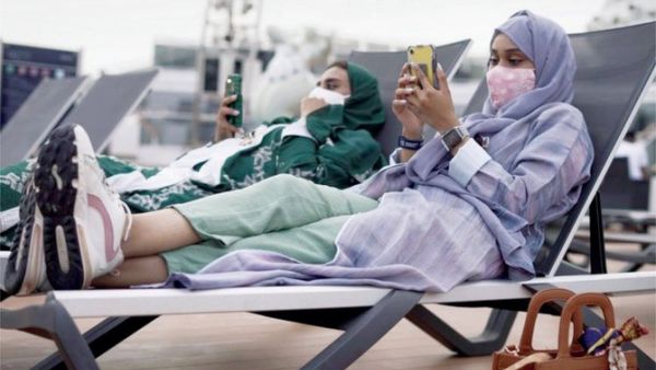 السعودية بدون كمامات وبدون قيود
