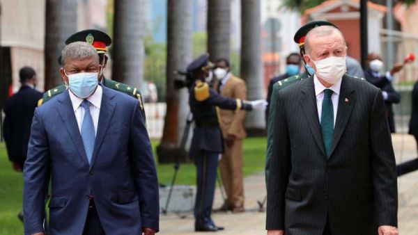 Turkish President Recep Tayyip Erdogan (R) and Angolan President Joao Manuel Goncalves Lourenco