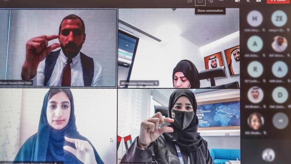 بنك الإمارات دبي الوطني يبادر بتدريب موظفي الفروع على لغة الإشارة الإماراتية