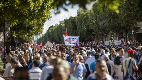 Thousands protests the coup in Tunis 