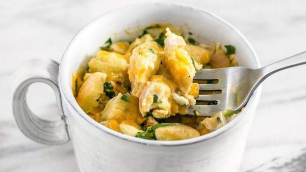 وصفات المايكروويف: أكواب النقانق بالبيض 