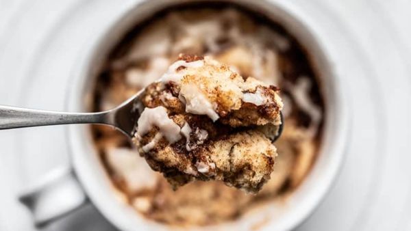 وصفات المايكروويف: كعكة القرفة والمكسرات الحلزونية