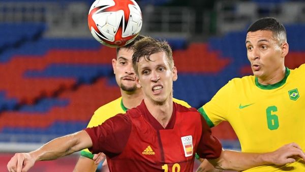 Spain's Dani Olmo (L) vies for the ball with Brazil's Guilherme Arana during the Tokyo 2020 Olympic Games football competition men's gold medal match at Yokohama International Stadium in Yokohama, Japan, on August 7, 2021. (Photo by Tiziana FABI / AFP)