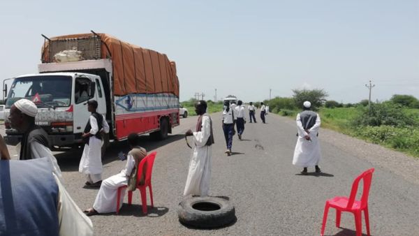 محتجون يغلقون الطرق في شرق السودان