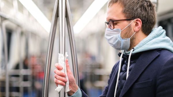 wrong mask forces man to go down train in France 