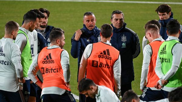 لويس إنريكي يتحدث إلى لاعبيه خلال حصة تدريبية